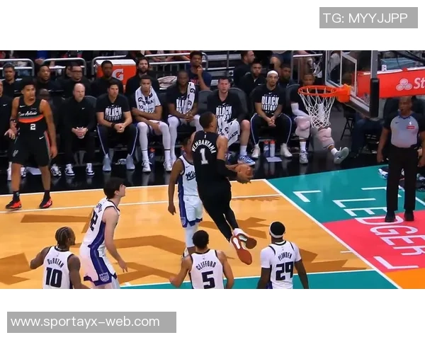 八村压哨三分绝杀后迅速退场被队友抓回现场引发笑声